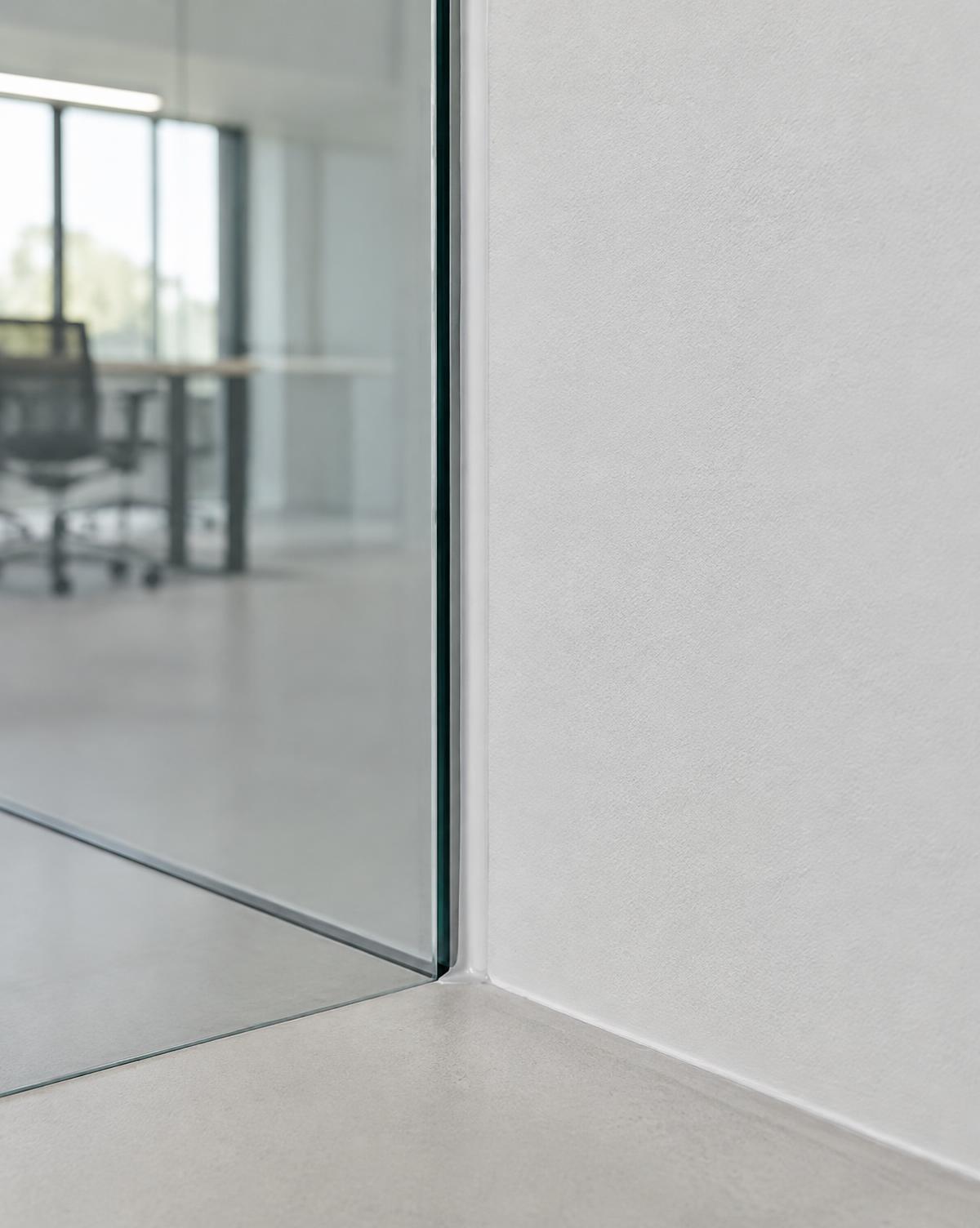 Silikonfuge mellom glassvegg og vegg (illustrasjon)